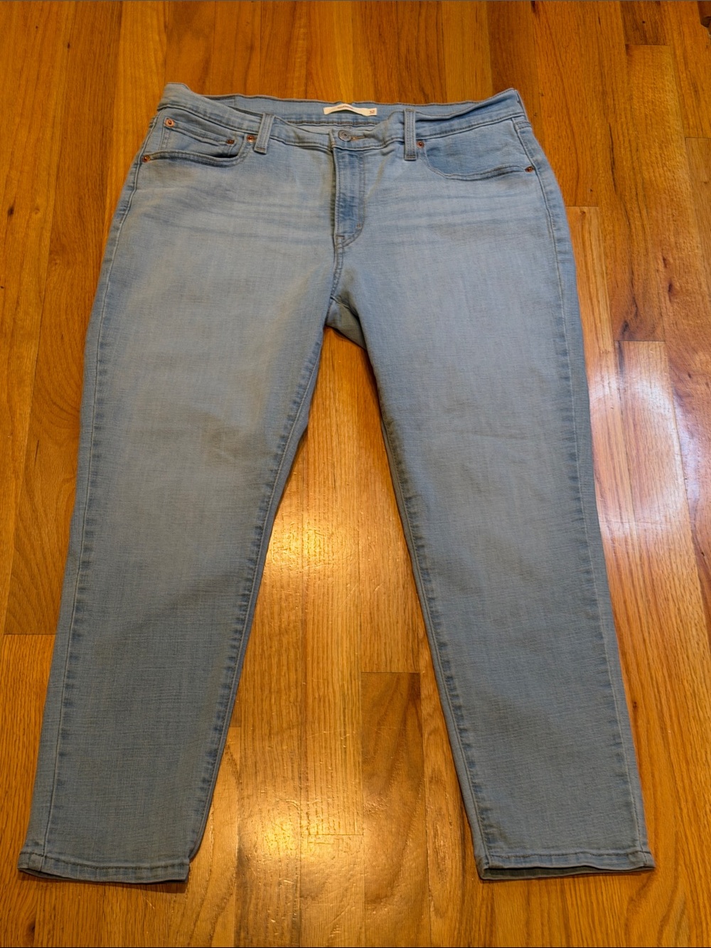 Classic Levis Boyfriend Women's 32" Light Wash Jeans Skinny